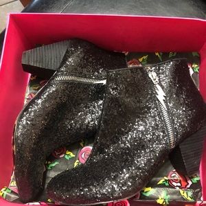 Betsey Johnson 8 1/2 black ankle boot
